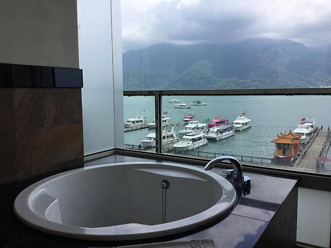 ▲離碼頭這麼近的泡澡，是不是也有點害羞（圖：明湖采堤渡假館）