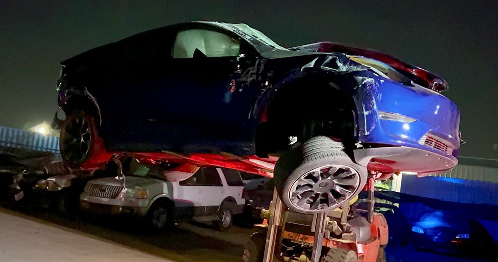 Tesla Model Y 遇高速追撞連滾好幾圈還撞分隔島