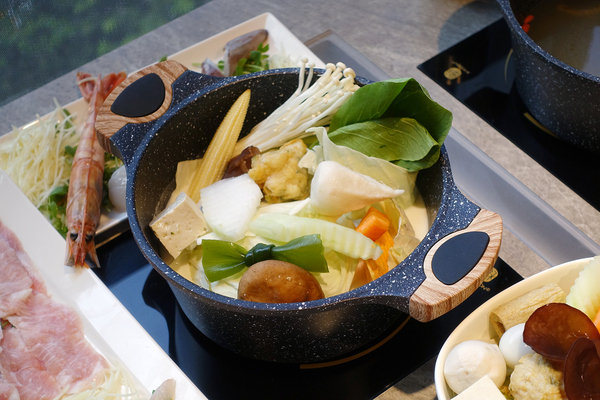 1+1鍋物信義旗艦店，ATT 4 FUN火鍋推薦，雙主餐的東區平價小火鍋(含1+1鍋物訂位、菜單、開幕優惠)