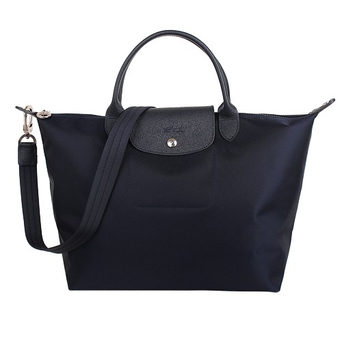 ★時尚超人氣必備款☆極緻簡約設計★實用大方商品品牌：Longchamp 商品尺寸：上長43.5x下長31x高26.5x底寬17cm 提把長34x高10.5cm 背帶長102 cm(可拆不可調) 商品規