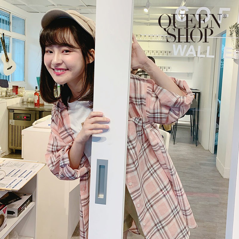 QUEENSHOP 翻領口袋造型格紋長版襯衫 兩色售 現+預【01023334】