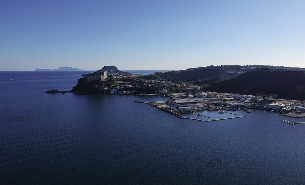 イタリア ナポリの海に沈む都市 それはまるで伝説の地 アトランティス