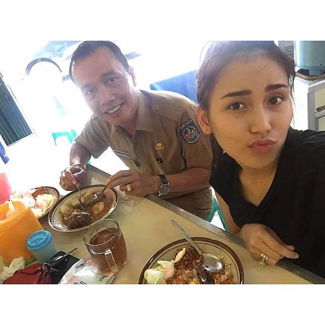 10 Momen Kebersamaan Ayu Ting Ting & Ayah Rozak, Sayang Banget Deh