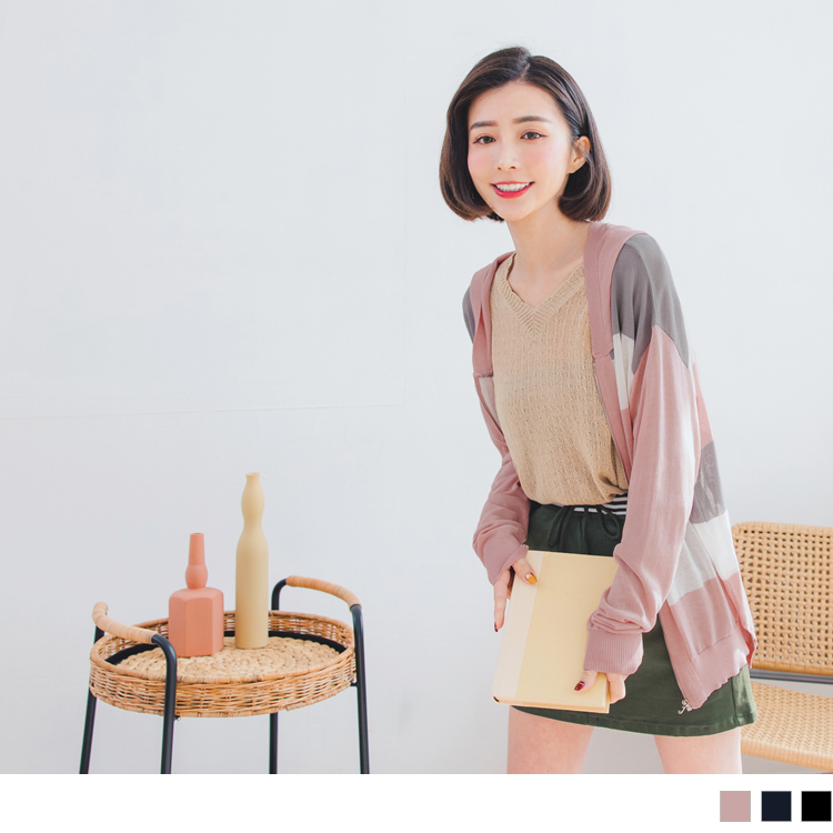 選用手感柔軟細緻的細針織面料，使肌膚有舒適的好感體驗。 側邊小開衩設計，搭配寬鬆連帽，給予自在的休閒穿搭； 低飽和度的撞色條紋，打造整體的自然清新氛圍。 此款3色長袖外套，適合簡約穿搭、抗溫差穿搭、減