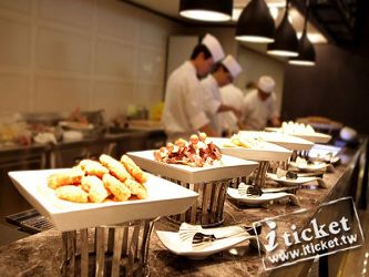 置身高級西餐的專業服務與舒適氛圍，艾可柏菲提供消費者一種不同的自助料理體驗，艾可柏菲自助料理不再是「吃飽」而更要「吃巧」。Cercle Buffet艾可柏菲承襲法式套餐精神，在冷盤、熱食、日式、現做、