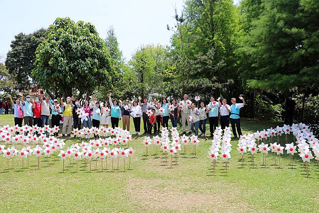 今年的「賞桐來嘉尞」活動，現場草地上也特別運用近300支桐花風車，排列出「52+14」地景，諧音為我愛嘉義市，兩者相映成趣。（圖片提供/嘉義市政府觀光局）