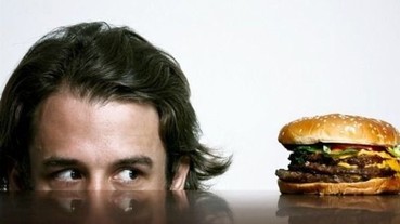 減肥必看！當我們愛吃的食物熱量換算成仰臥起坐次數 吃一個漢堡竟然要做 2185 下才能消耗完....