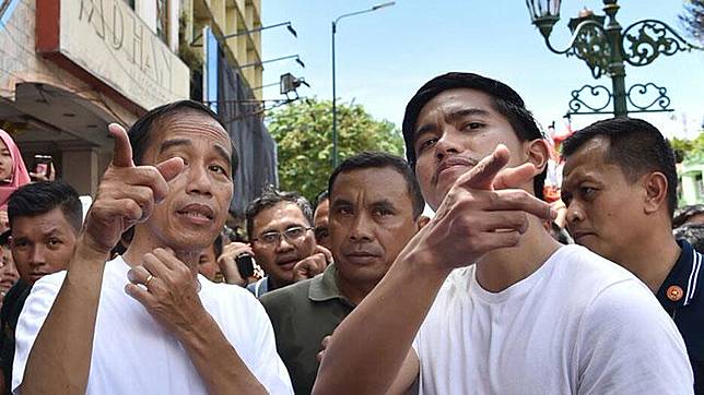 Presiden Joko Widodo dan putra bungsunya, Kaesang Pangarep mengisi waktu  dengan mengunjungi kawasan Malioboro, Yogyakarta, 31 Desember 2017. Dengan berkaus putih santai, celana training hitam, dan sepatu kets merah, Jokowi keluar dari Istana Gedung Agung menuju pedestrian Malioboro. Biro Pers Istana Kepresidenan.