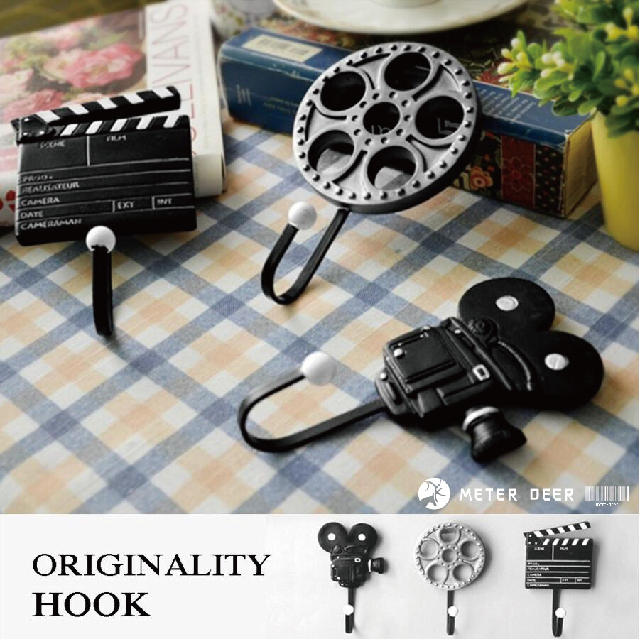 【商品信息】 名稱：場記板/電影膠卷/攝影機 三入一組造型掛勾 尺寸：場記板 約 15×8.5cm；電影膠卷 約14×9cm 尺寸：攝影機 約13×8.2cm (牆壁至掛勾前緣深度約4.5cm) 材質