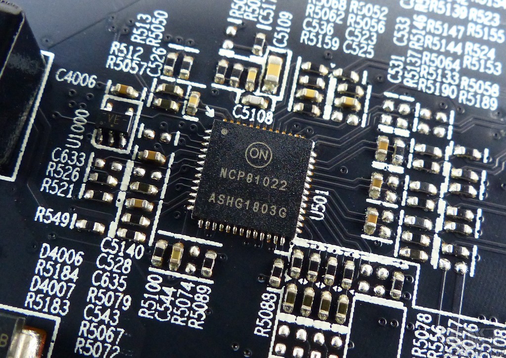 ANCP81022 控制器負責顯示繪圖晶片主要供電轉換，以及 GDDR5 記憶體主要供電轉換