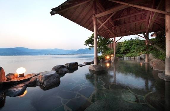 漂浮於湖面的千年亭溫泉，一眼望去，東鄉湖美景盡收眼底