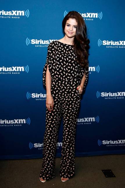 10 Inspirasi Fashion Tertutup Memakai Jumpsuit Ala Seleb Hollywood Buat Acara Buka Puasa Bersama