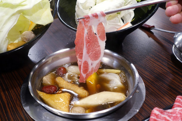 三重蘆洲火鍋推薦-魏大爺火鍋店，捷運三民高中站鍋物套餐，蘆洲個人火鍋，蘆洲親子餐廳，大份量肉盤，可客製化選餐的蘆洲火鍋推薦 