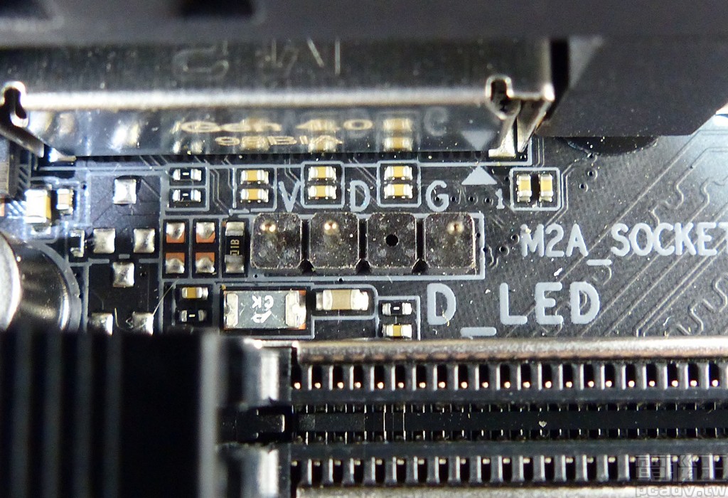 ▲ X570 I AORUS Pro WiFi 額外提供 1 組 12V、G、R、B 針腳和 1 組 +5V、D、G 針腳。