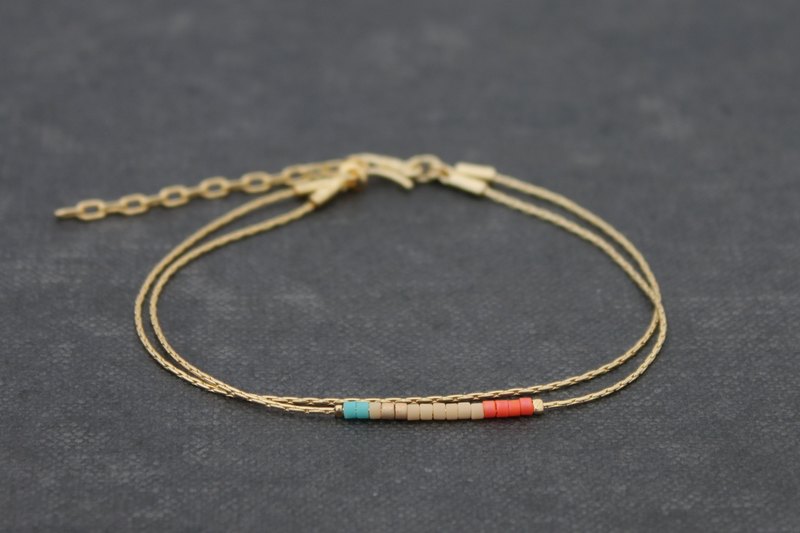 這款手工串珠手鍊採用極小的14k金填充鍊和miyuki珠子製成。