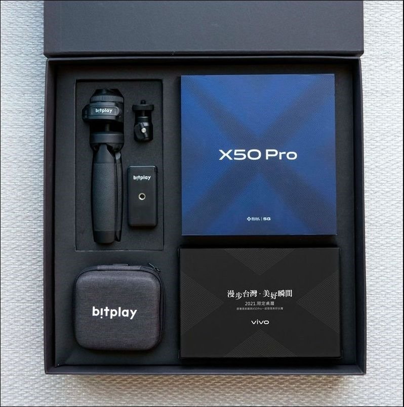 vivo X50 Pro專業攝影組內含bitplay多角度雙用腳架、bitplay AllClip Mini組合標準超廣角 微距鏡頭和2021限定桌曆。