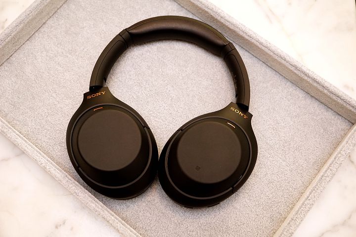 自 2016 年首度發表以來，Sony WH-1000X 無線藍牙降噪耳機已經邁入第四代。