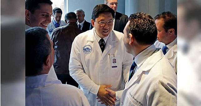 雙胞胎兄弟情深！　斗內一顆睪丸助「無蛋男」重振雄風