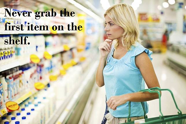 6 Kebiasaan Aneh yang Secara Nggak Sadar Lo Tiru dari Orangtua Lo