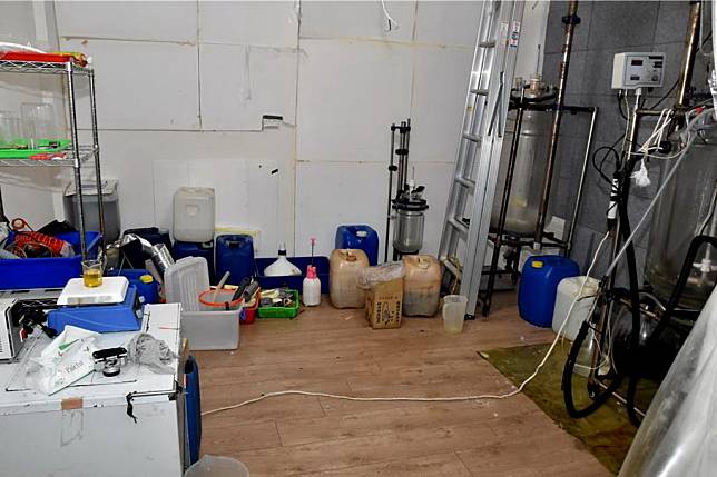 大雅警分局破獲以生技公司掩護製毒工廠，查獲大量製毒工具。（記者陳金龍翻攝）