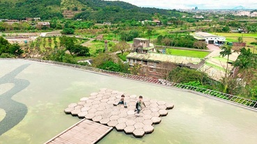 宜蘭咖啡廳/冬山餐廳：龍座咖啡/雙心石滬，水中步道好浪漫，半山腰上的無邊際水池可眺望龜山島！宜蘭必去/宜蘭IG咖啡廳/冬山景點/宜蘭網美餐廳。