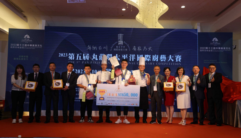 第五屆環太平洋國際廚藝大賽最終由与玥樓頂級粵菜餐廳的顏立勳（中）奪下社會組特金獎。（圖／中華海峽兩岸餐飲連鎖經營協會提供）