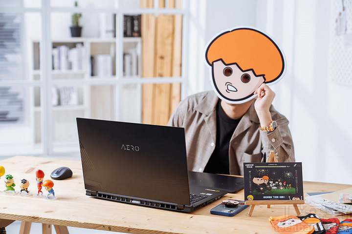 洋蔥並不是科班出身，回憶當初要選擇畫畫時，並不是這麼多人看好他，夜深人靜的時候也總是睡不好，決定把興趣當工作後，可說是賭上未來，一路畫下去。