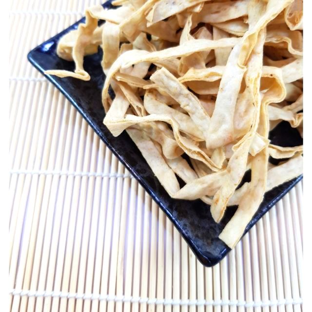 “絲絲入口，歡樂跟著走。”#鱈魚魯肉條 是台灣人 #過年 必備的 #零食 ，一絲一絲的鱈魚條，一條不夠，一把也太少，絲絲入口都有滿滿的鱈魚鮮香味，是個涮嘴又解饞的最佳聖品，過年期間配著農曆特別節目，配