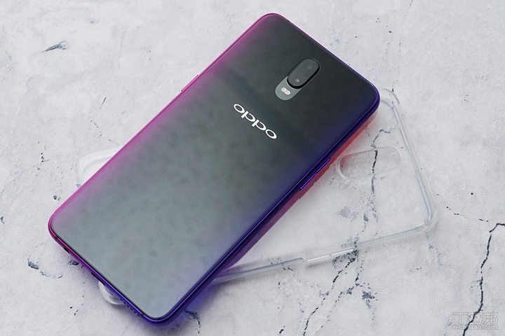 OPPO R17 開箱動手玩，跑分、拍照、續航力表現全都測