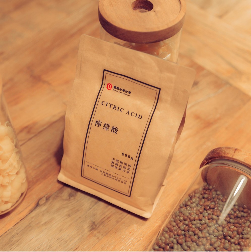 ★檸檬酸使用方式★ 熱水瓶清潔：裝水加入一小匙清潔粉，沸騰後再放置兩小時，即可沖洗乾淨 廁所汙垢可以直接使用清潔粉刷洗，馬桶可以靜置一晚再清洗 也可以將清潔粉裝於瓶中噴灑使用，過幾分鐘後再刷洗即可 接