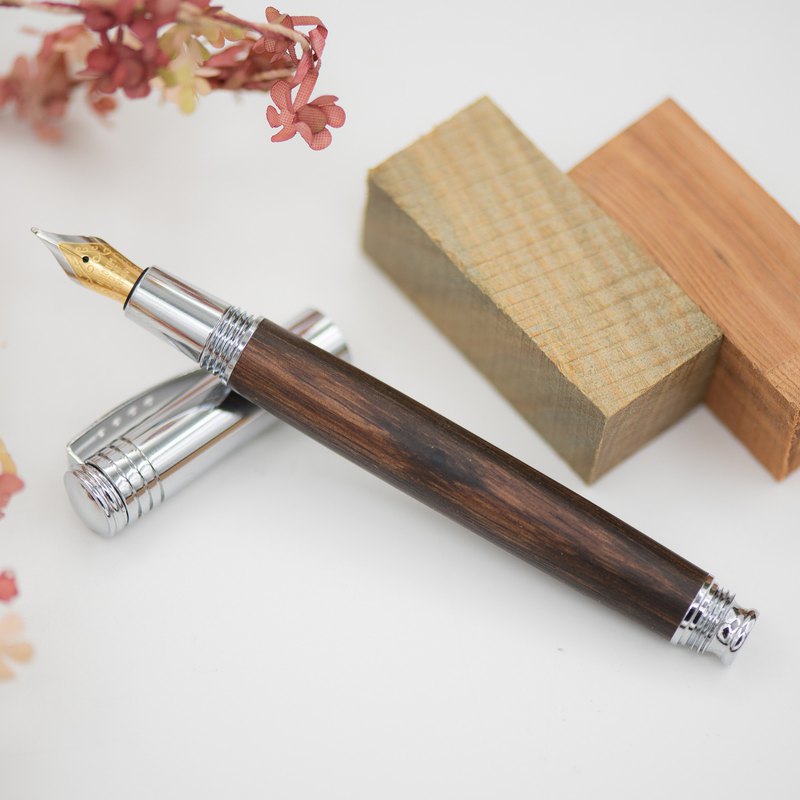 質感木質鋼筆，簡約樣式更顯木材溫潤質感，每支筆都是手工車製！ 親手車製的用心，獨一無二且絕無僅有，送禮自用兩相宜，歡迎一起來體驗手作之趣。