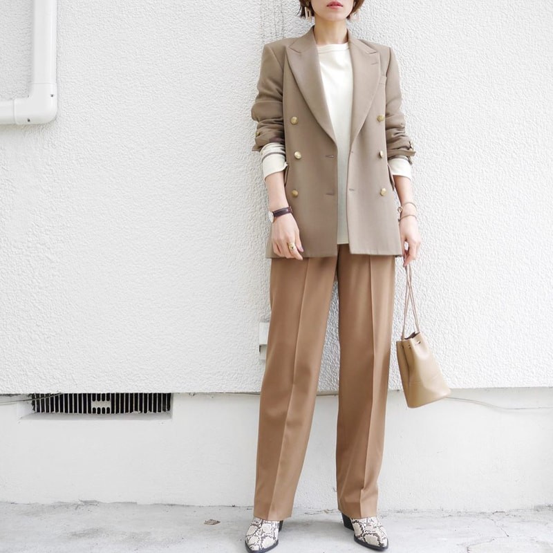 21春 定番 ベージュパンツ 今っぽくするには 最旬コーデ術はこれ