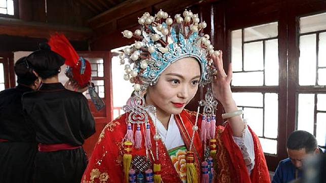 大陸1名正妹表示，自己1年來已經拜堂成親超過300次。(圖／翻攝自陸網)