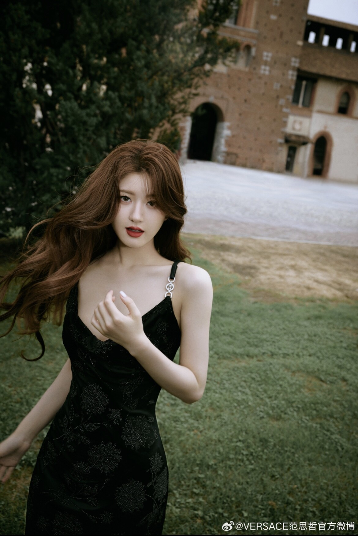 米蘭時裝週上的大陸女星：趙露思Versace展現雙重魅力、張柏芝現身Tomford美翻全網！