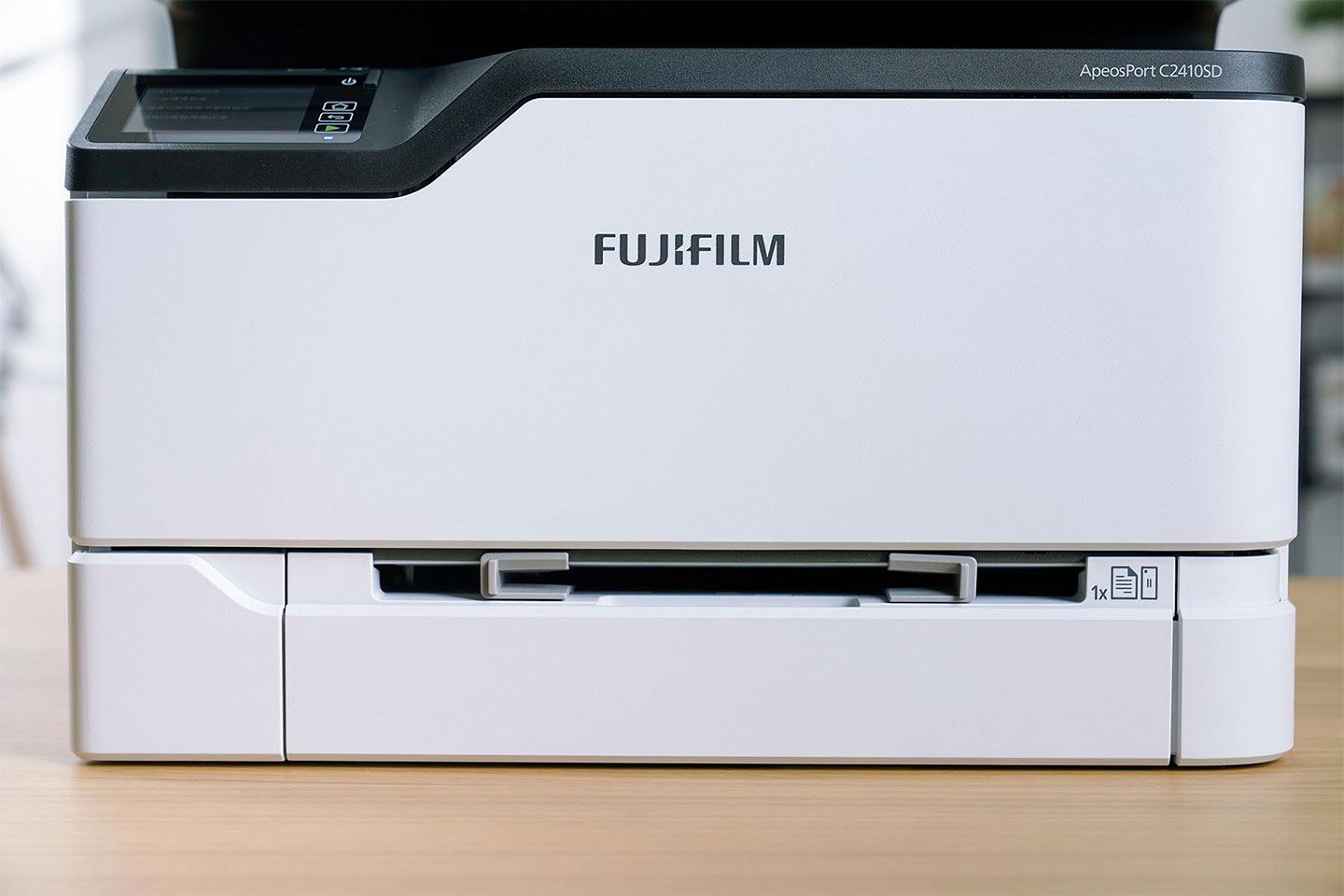 機身正面可看到 FUJIFILM 的 LOGO，下方提供了進紙槽，以及一個可手動調整紙張尺寸、同時也適用較高磅數紙張的手動進紙口。