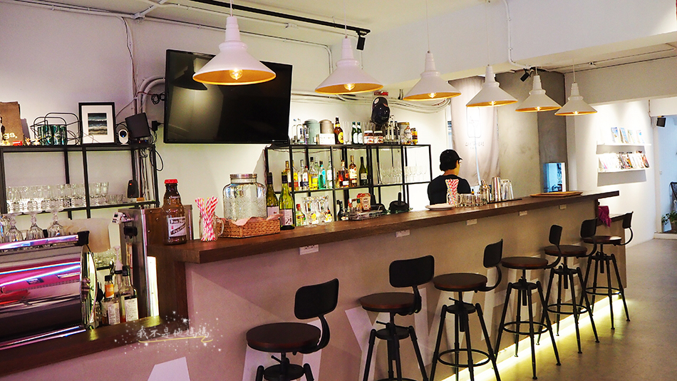 小巨蛋不限時咖啡廳,小巨蛋不限時下午茶,手拿早餐,街邊小食,松山區街邊小吃,松山區百元早午餐,小巨蛋百元早午餐,舊金山酸麵包,任意門,任意門早午餐