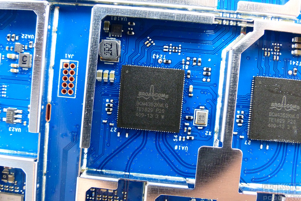 ▲ BCM4352 最高支援雙空間流收發，RT-AX92U 內部安排 2 顆各自負責 2.4GHz 和 5GHz。