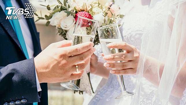 結婚是否要辦桌請客還是只要登記就好，每個人意見不一也都有各自的考量。(示意圖／TVBS)