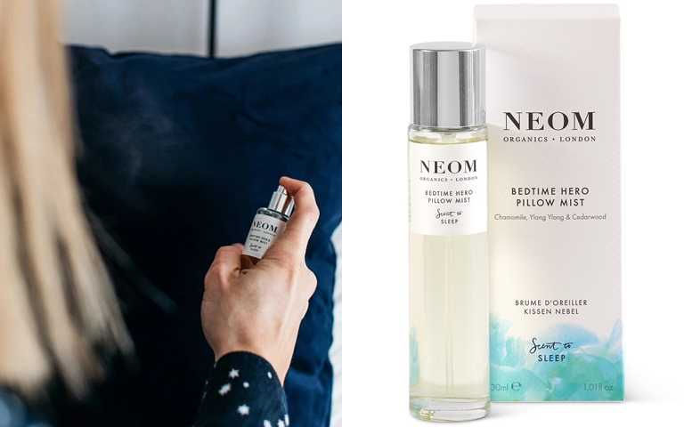 NEOM靜心舒眠枕頭噴霧 30ml／1,100元 上床睡覺前，將靜心舒眠枕頭噴霧噴灑於枕頭，接著以鼻子吸氣7秒，然後慢慢從嘴裡吐氣11秒鐘，就能感受到療癒平靜氣息。(圖／品牌提供)