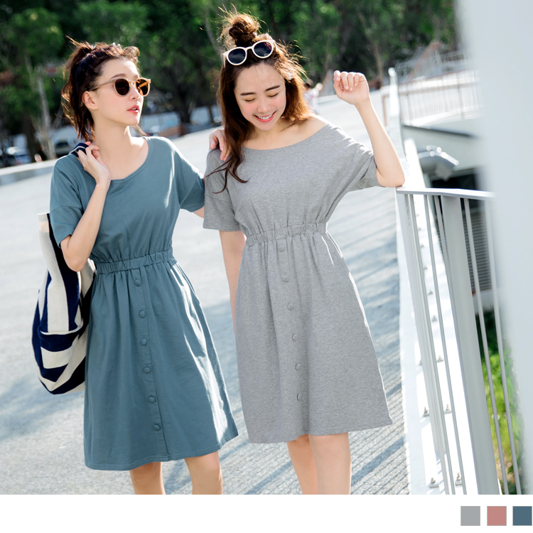 採用高含棉的面料，打造透氣排汗的親膚穿著~ 縮腰設計展露出纖細的腰身，下身A字版型修飾臀部及大腿線條， 寬鬆領口的剪裁可圓領、斜肩兩種不同穿搭唷! 搭配簡單的帆布鞋或涼鞋就能輕鬆搞定的高 CP 穿搭~