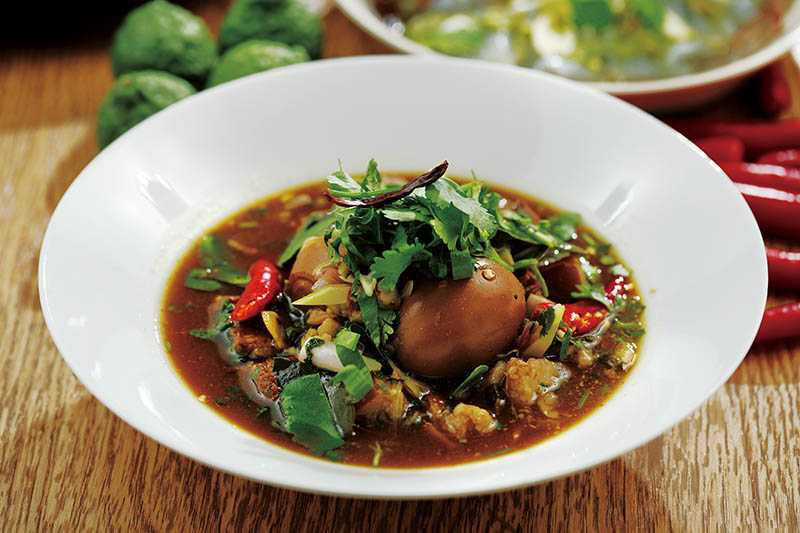 泰國「東北酸辣滷肉」是祖父的拿手菜，以五花肉、里肌，加入南薑、香茅等香料滷製，軟爛口感十分下飯。（320元）（圖／于魯光）