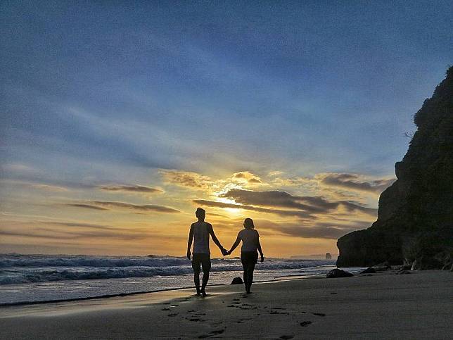 960+ Gambar Pasangan Romantis Di Pantai HD Terbaik