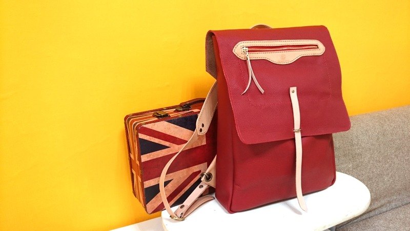 訂製顏色可挑~ 獨家設計之後揹包款 集合日式風,簡約風與new yorker風格, 嚴選單寧藍牛革+原色植鞣革 双色搭配 袋蓋外側拉鏈袋設計,方便置放悠遊卡,識別證...等小物, 內袋另有一插袋,可放