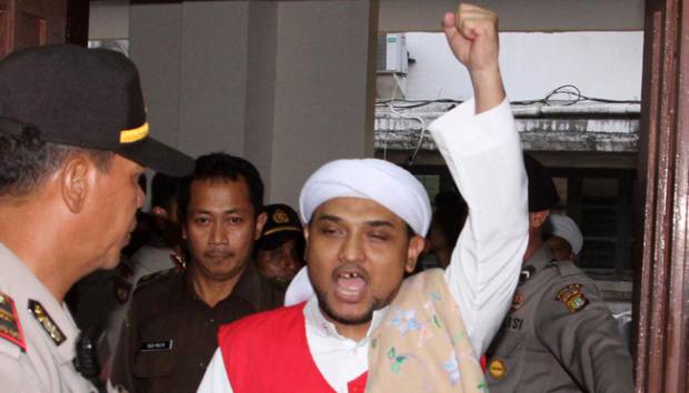 Ekspresi terdakwa demo anarkistis tolak Gubernur DKI Jakarta Basuki Tjahaja Purnama, Novel Bamukmin usai menghadiri Sidang vonis di Pengadilan Negeri Jakarta Pusat, 6 April 2015. TEMPO/M IQBAL ICHSAN