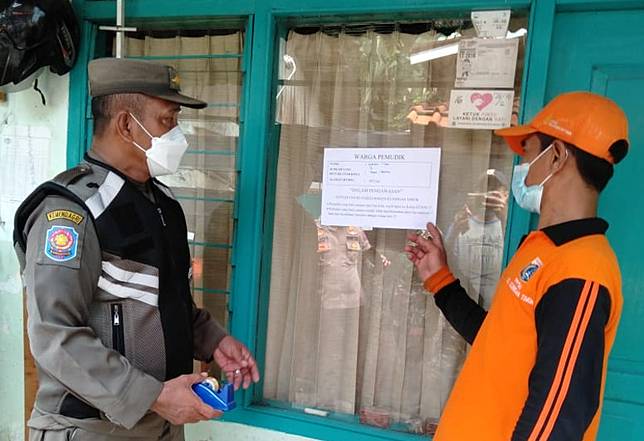 Kembali Dari Tegal Pemudik Kaget Pintu Rumah Berstiker Lapor Rt Rw Medcom Id Line Today