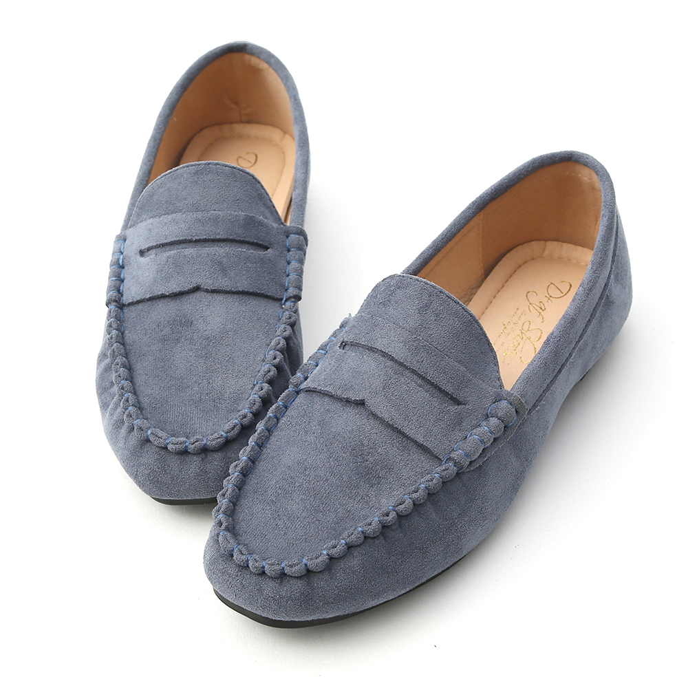 女孩們一定要入手的舒適樂福鞋 簡單的款式具有高度的搭配及實穿性 精緻的手工縫線鞋面讓整體質感大加分 鞋面特別選用柔軟舒適的麂絨材質 多樣色系讓人每一色都好想擁有~ 鞋底使用橡膠防滑底，具有超優的防滑效