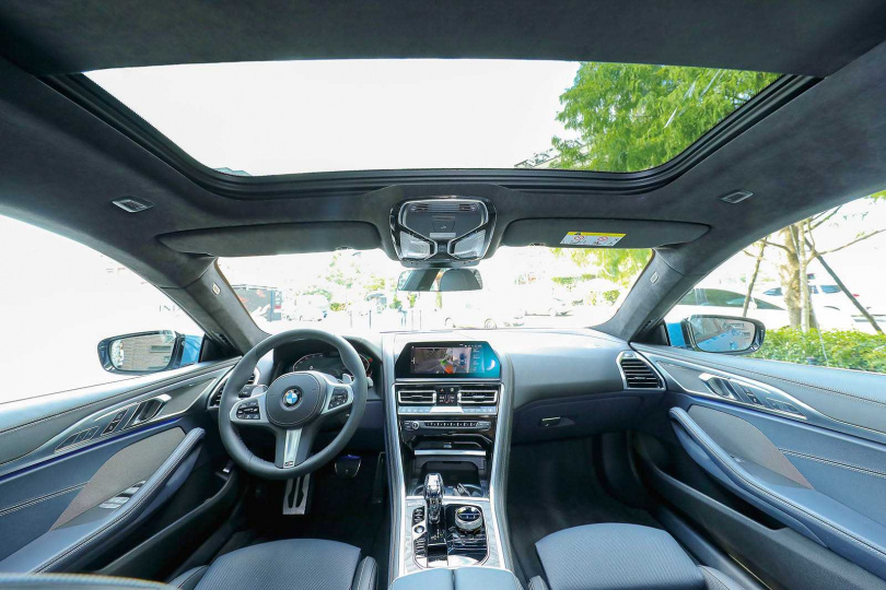 四門版的內裝格局與雙門、敞篷版相同，尊榮奢華之餘仍維持動感元素。（圖／王永泰攝）