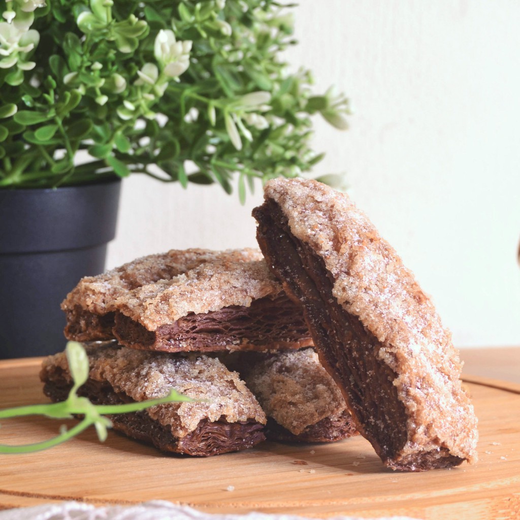 商品內容物 ：濃情法芙娜(巧克力)千層酥成分 : 麵粉、奶油、水、雞蛋、砂糖、巧克力、起司粉、鹽重量 : 60g/盒保存期限 : 120天(以包裝所示)保存方式 : 產品請避免直接日照，並存放於常溫乾