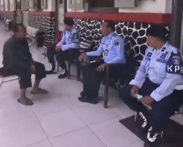 Herry Wirawan, ustaz pemerkosa 21 santriwati di Bandung diajak bicara oleh petugas rutan. (Foto: Istimewa)