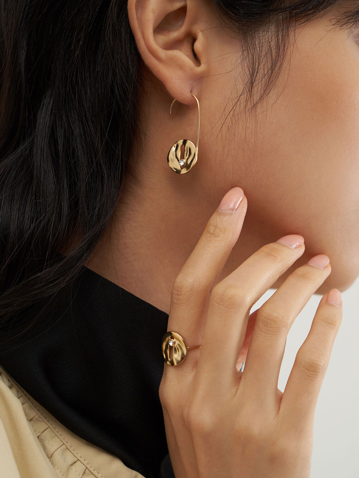 處女座：CHARLES&KEITH 圓形貝殼耳環